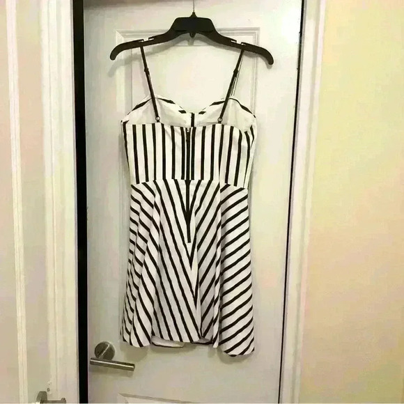 NWOT Alice + Olivia Nella button front mini dress in black and white str… - Picture 9 of 14